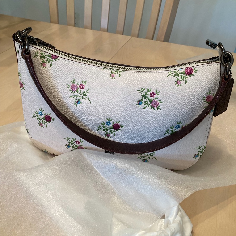 SOLD🌸Free Gift🌸Coach Chelsea Chalk Cross Stitch Floral🌸
